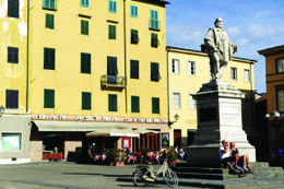 The central Piazza del Giglio, Lucca