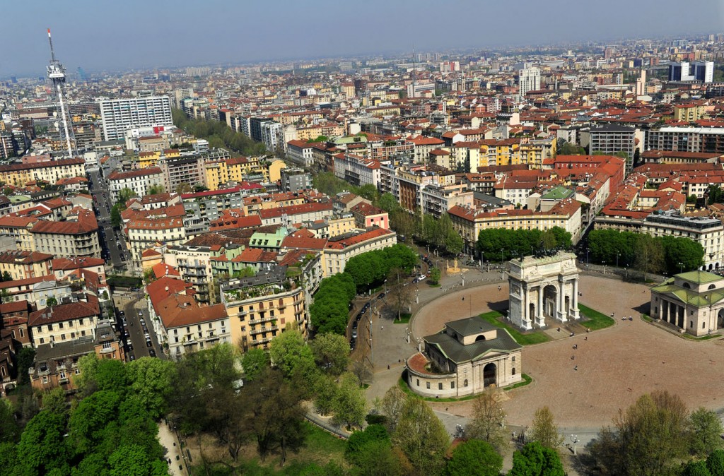 View from the 108-meter high Torre Branca. In the foreground, the Arco della Pace (Arch of Peace), which marks the beginning of Corso Sempione, the first stretch of the Napoleonic highway to France