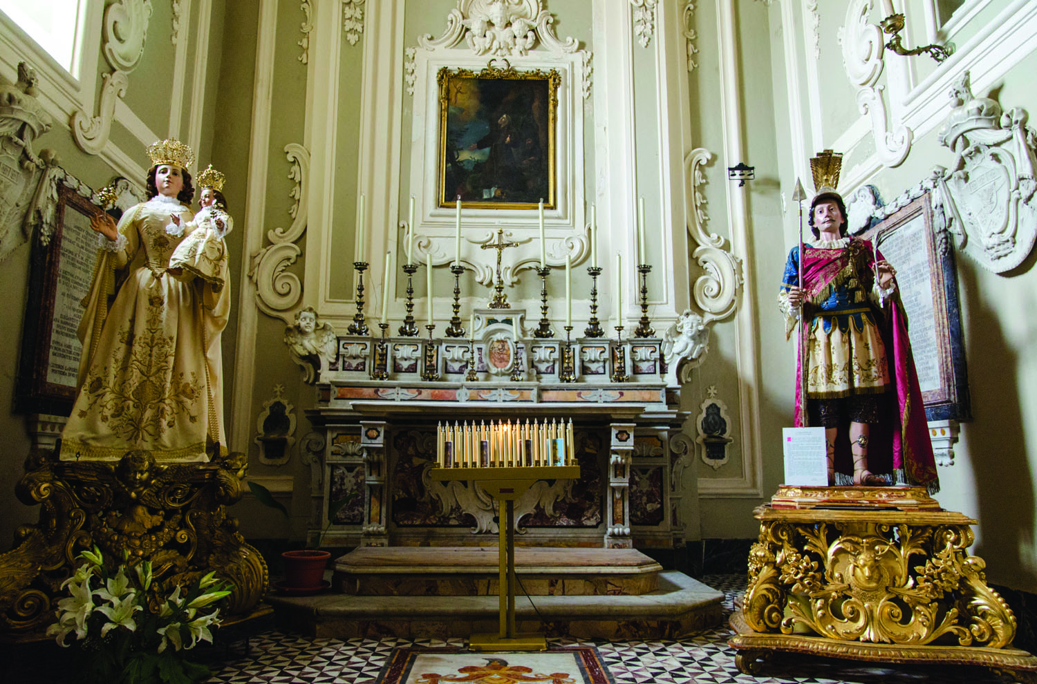 Viewpoint_Interior side chappel Matera - Church of San Francesco - with Madonna Della Bruna