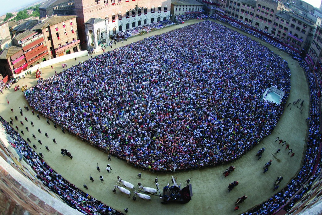 Panoramic view of "Piazza del Campo" during the historic parade just before the Palio race begins
