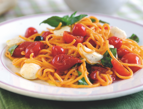Tomato-flavoured spaghetti with tomato and mozzarella sauce