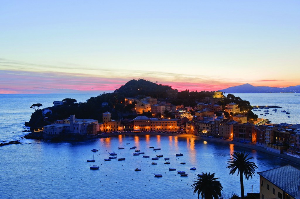 Sestri Levante, veduta al tramonto della Baia del Silenzio.