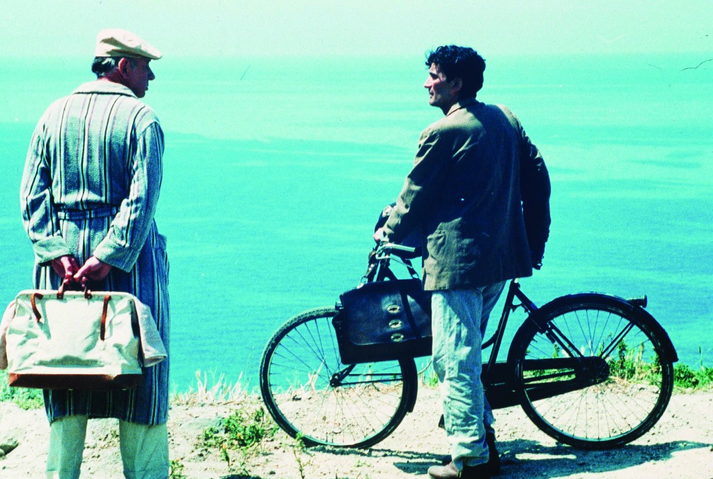 Title: POSTINO, IL ¥ Pers: NOIRET, PHILIPPE / TROISI, MASSINO ¥ Year: 1995 ¥ Dir: RADFORD, MIKE ¥ Ref: POS023AH ¥ Credit: [ CECCHI GORI/TIGER/CANAL + / THE KOBAL COLLECTION ]