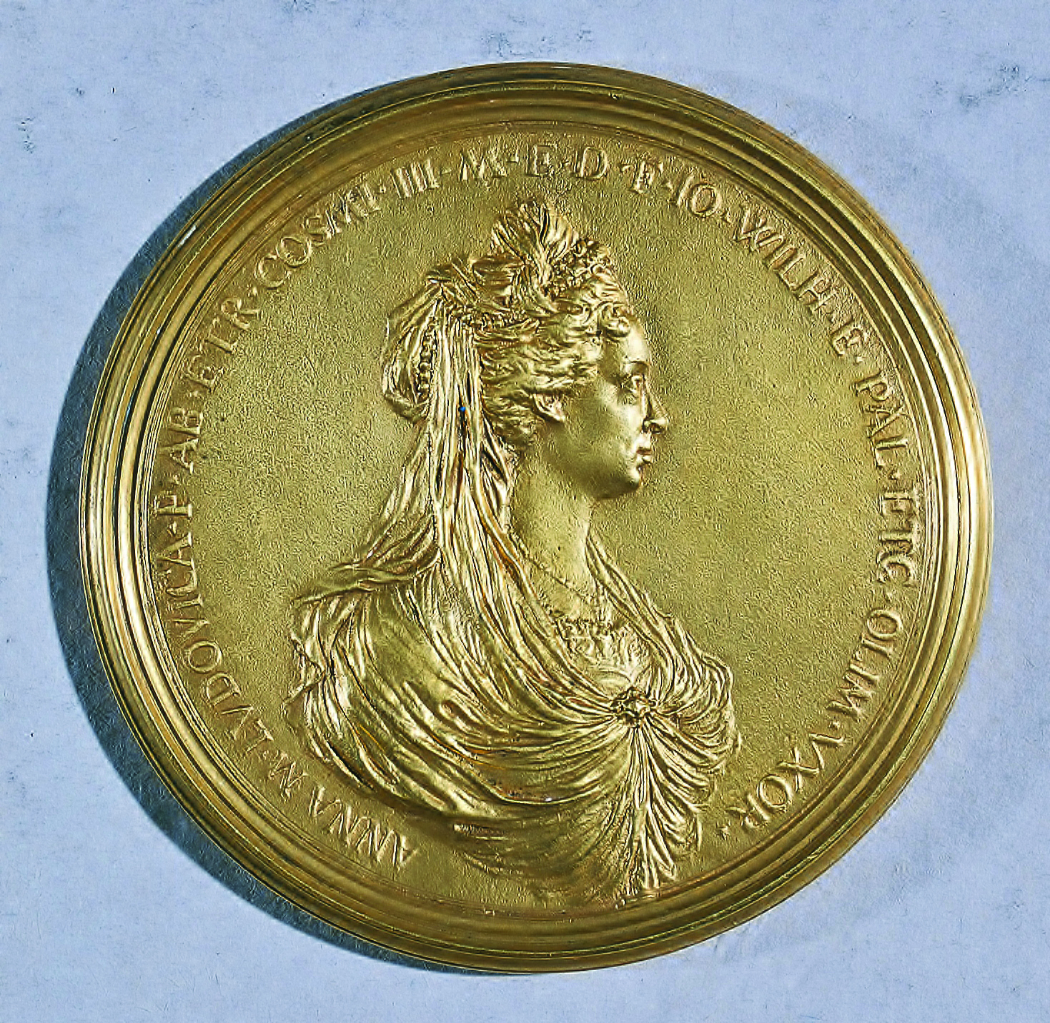 Angel of the Uffizi Column - Gold Medallion of Anna Maria Luisa de'Medici by G. Fontini, 1717 - photo courtesy Polo Museale Fiorintino
