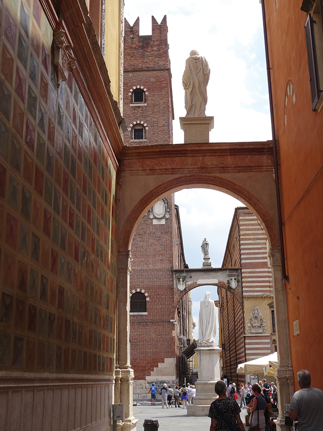 Arches and statues coming into Piazza dei Signori