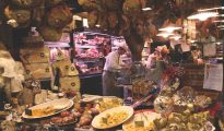 Bologna. L'antica zona del Mercato di Mezzo (Mercato Vecchio, Quadrilatero). Vie Pescherie Vecchie. Negozio di salumeria e prodotti tipici enogastronomici.