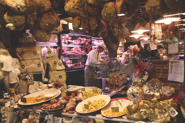 Bologna. L'antica zona del Mercato di Mezzo (Mercato Vecchio, Quadrilatero). Vie Pescherie Vecchie. Negozio di salumeria e prodotti tipici enogastronomici.