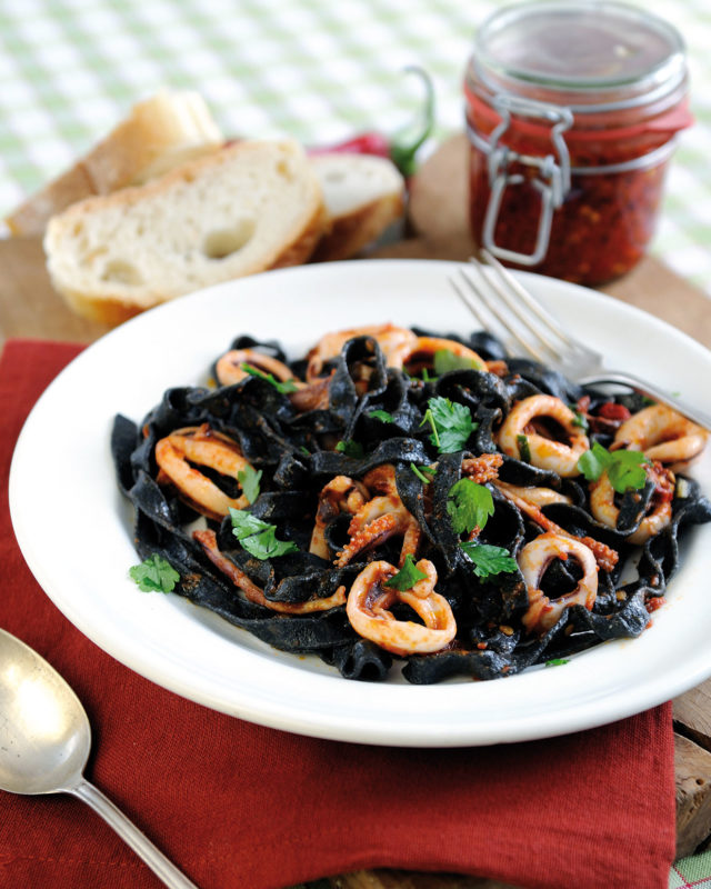 Cuttlefish ink-flavoured tagliatelle with spicy squid sauce