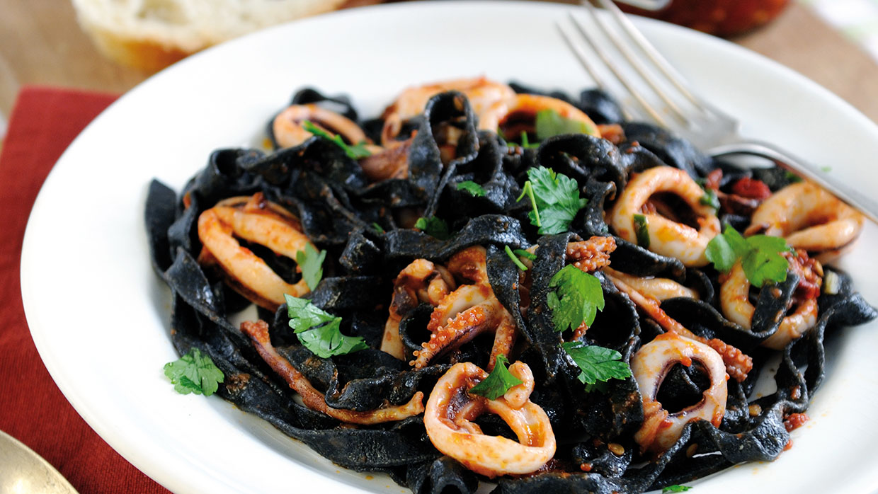 Cuttlefish ink-flavoured tagliatelle with spicy squid sauce
