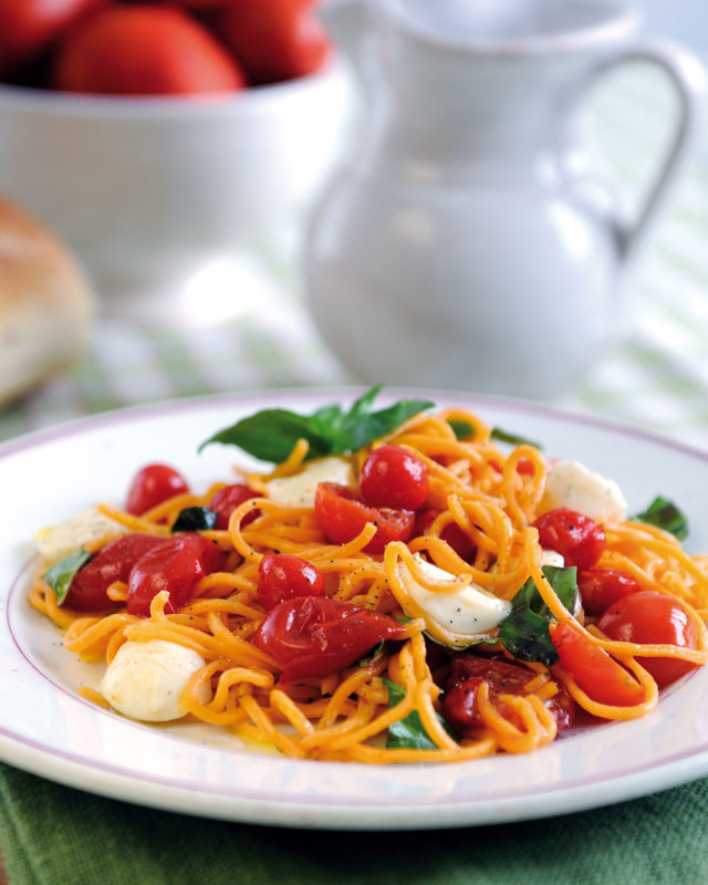 Tomato-flavoured spaghetti with tomato and mozzarella sauce