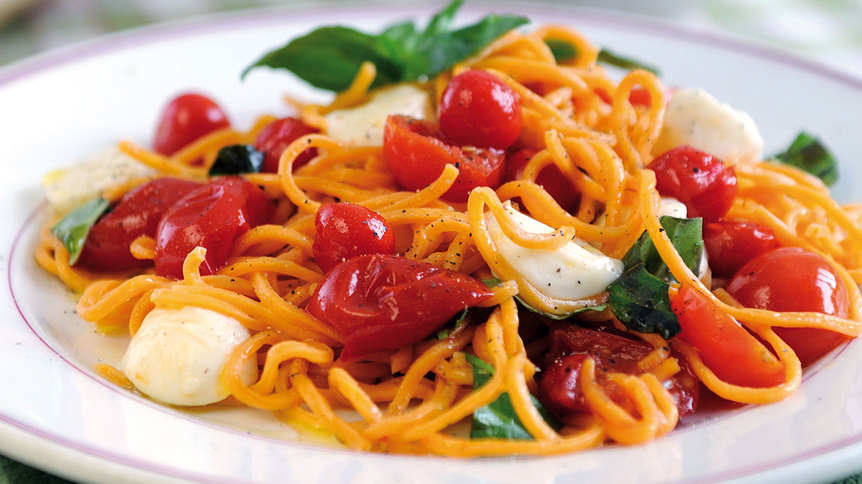 Tomato-flavoured spaghetti with tomato and mozzarella sauce