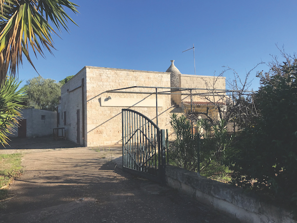 Trulli and lamie in Puglia