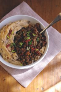 Mashed potatoes with spicy lentils