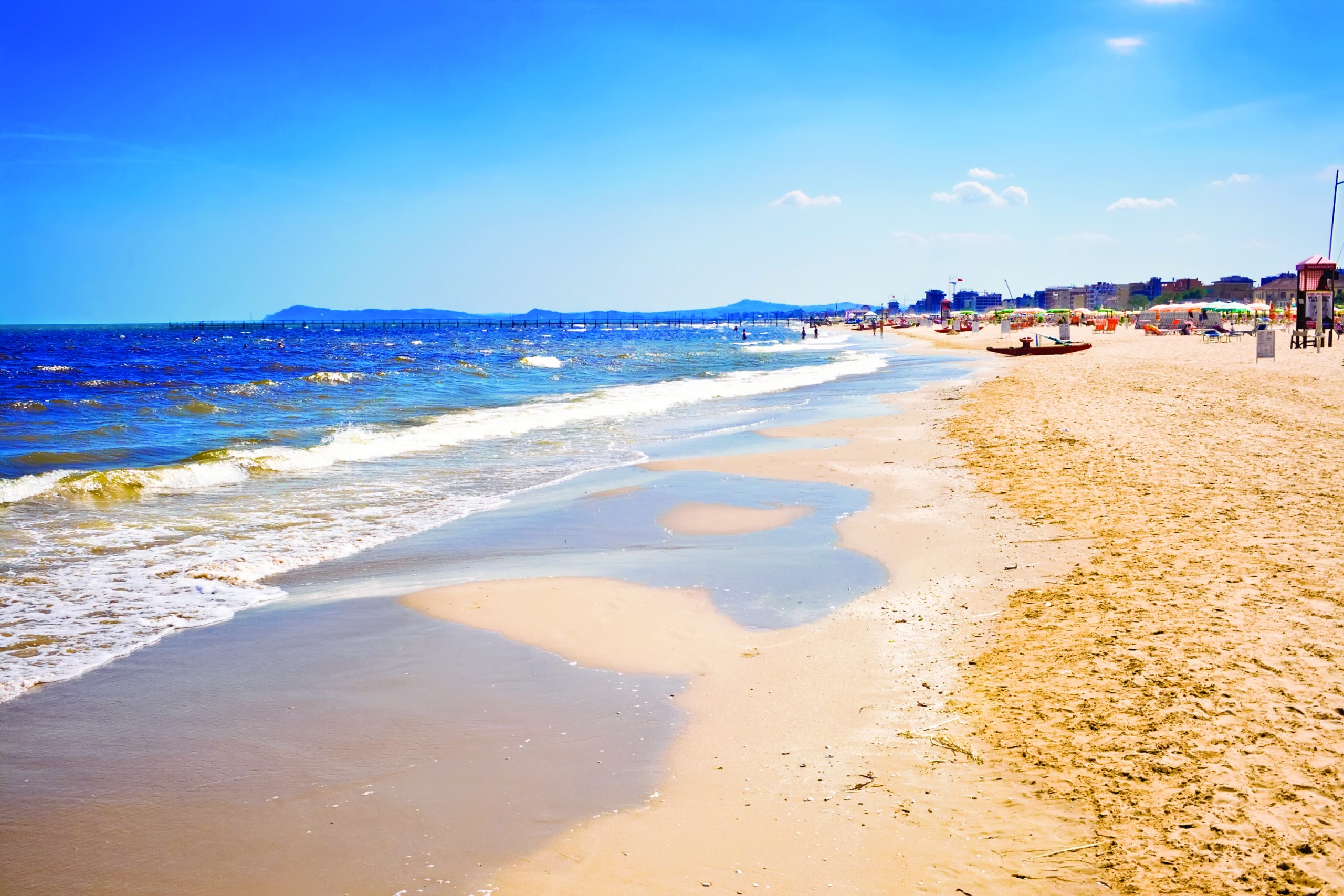 Красивые песчаные пляжи. Адриатическое море Римини. Римини Италия пляжи. Италия Адриатика Римини. Римини Италия море.