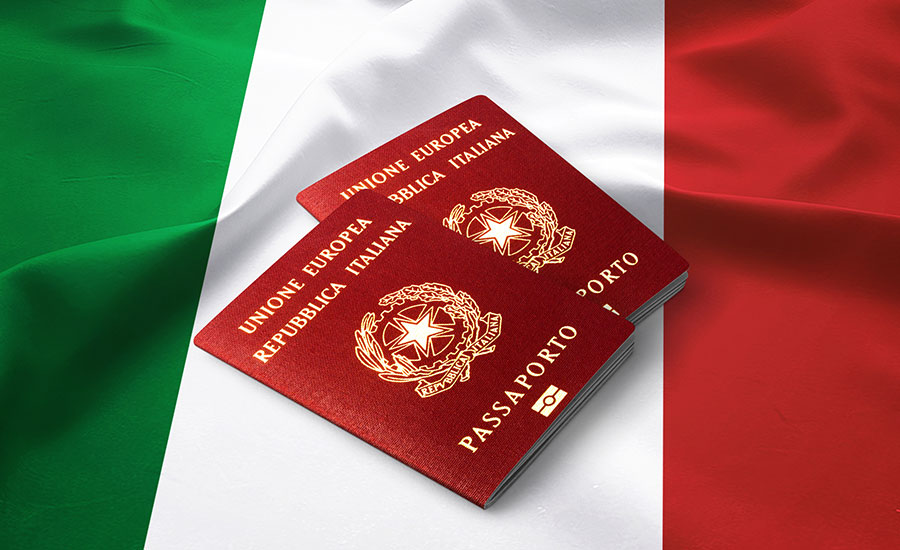 Italian citizenship, passports on Italian flag