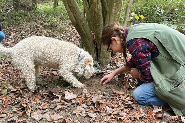 Marta and Luna dig for truffles