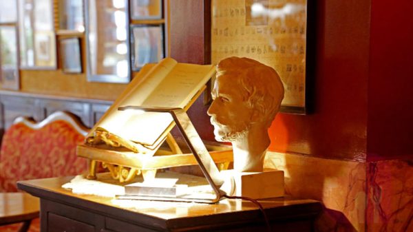 Book and bust in Caffe del Tasso