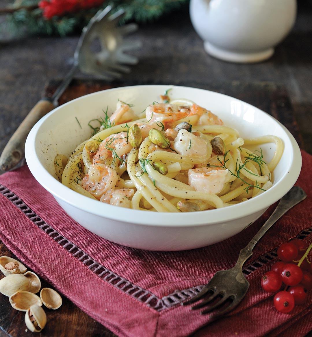 Spaghetti with prawns and pistachio nuts