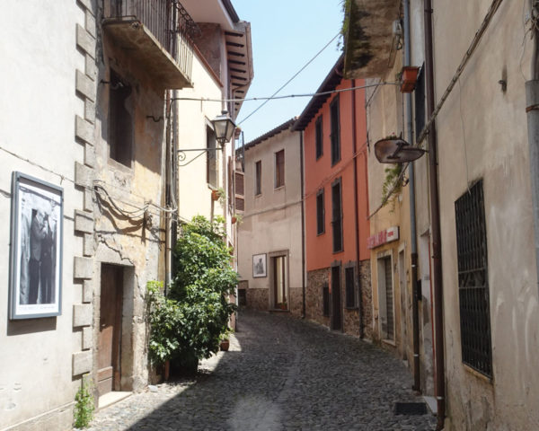 The narrow streets of Santu Lussurgiu.