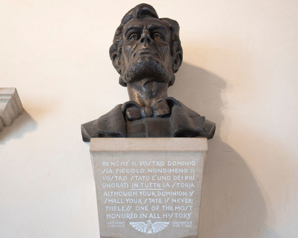 Bronze bust of Abraham Lincoln on display - text on plaque reads: "Benche il vostro dominio sia piccolo, nondimeno il vostro Stato è uno dei più onorati in tutta la storia. / Although your Dominion is small, your State is nevertheless one of the most honored, in all history."